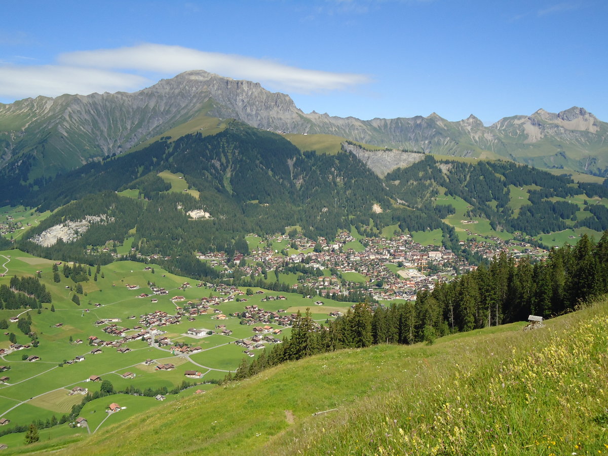 Adelboden am 1. August 2010 von der Alp Laueli aus mit der Niesenkette