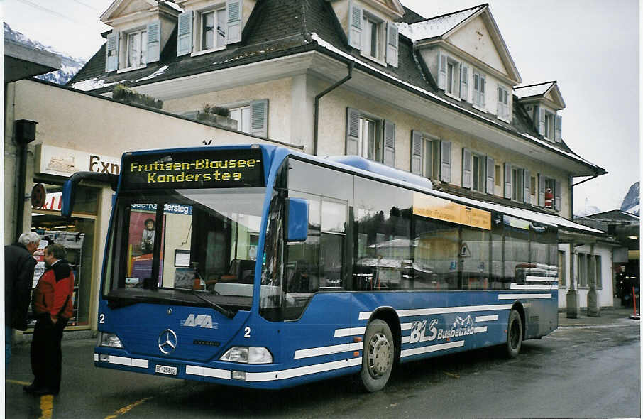 AFA Adelboden - Nr. 2/BE 25'802 - Mercedes (Jg. 2000) am 28. Dezember 2003 beim Bahnhof Frutigen