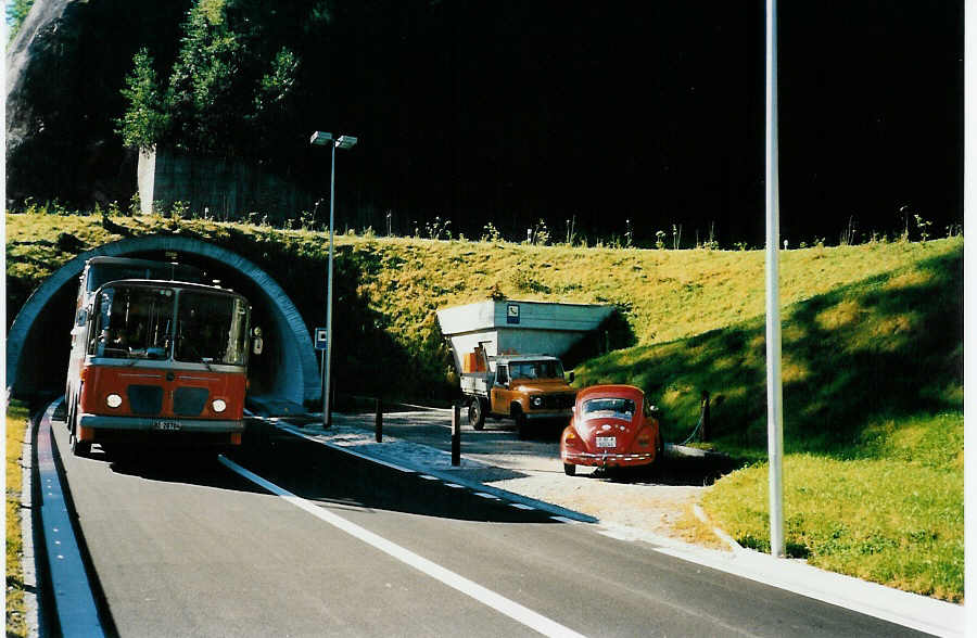 AFA Adelboden - Nr. 4/BE 26'704 - FBW/Vetter-R&J Anderthalbdecker (Jg. 1969) + VW-Kfer - BE 80'244 - am 30. September 1986 in Ried, Linterfluhtunnel-Linterseite (Dieser Tunnel wurde am 19. September 1986 erffnet)