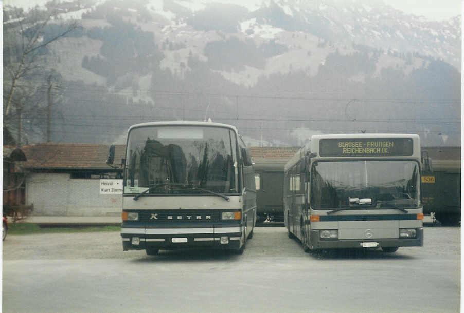 AFA Adelboden - Nr. 4/BE 26'704 - Setra (Jg. 1986/ex AAGI Interlaken Nr. 32) + Nr. 3/BE 26'703 - Mercedes (Jg. 1992) am 10. April 1995 beim Gterbahnhof Frutigen