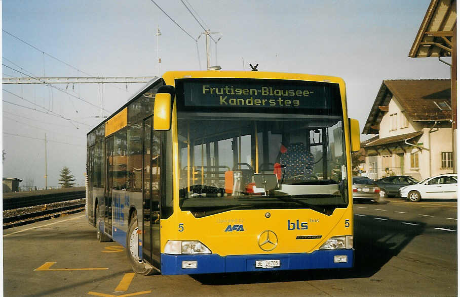 AFA Adelboden - Nr. 5/BE 26'705 - Mercedes (Jg. 2004) am 12. Dezember 2004 beim Bahnhof Reichenbach