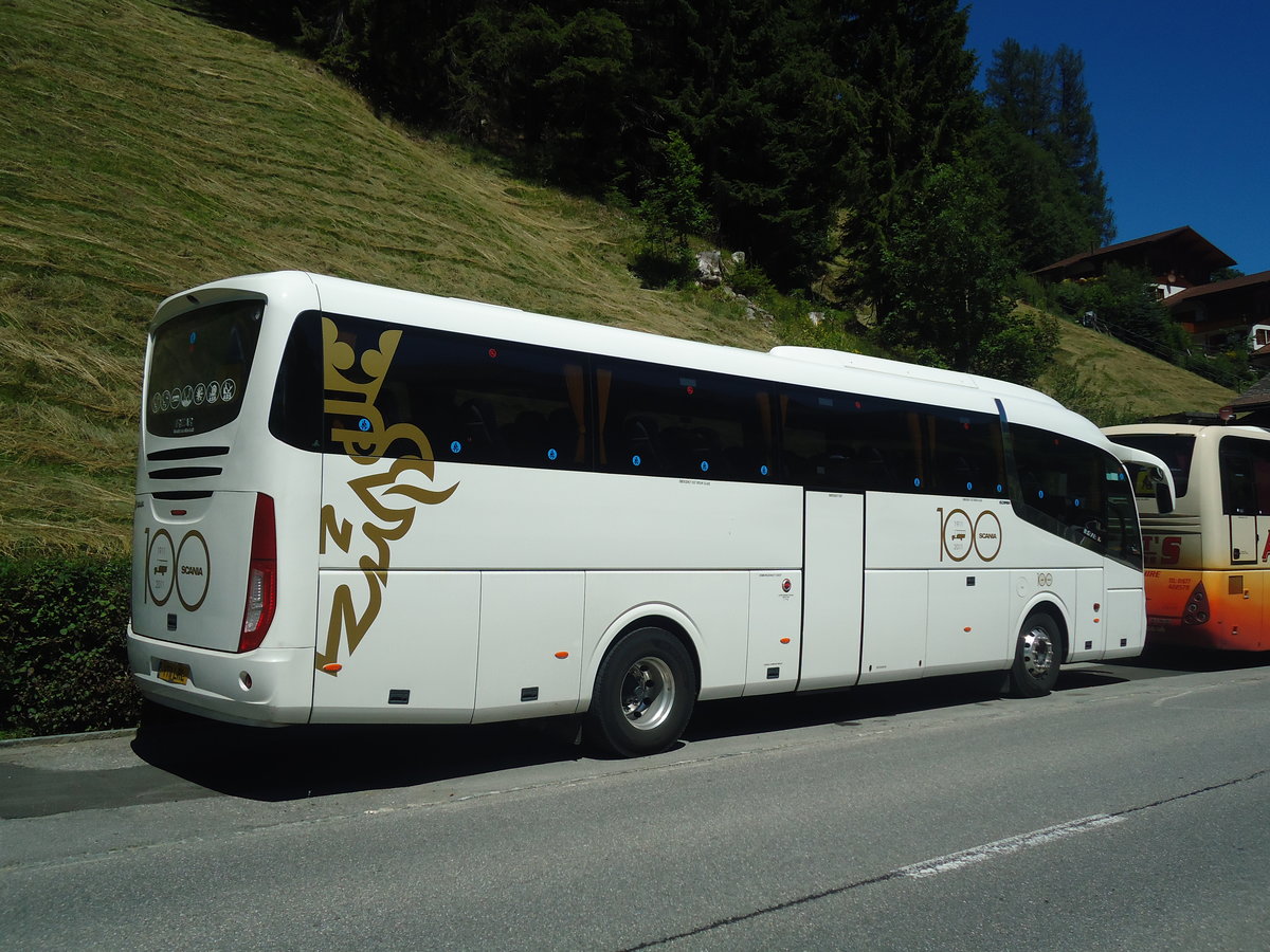 Aus England: Abbott's, Leeming - YT11 LRL - Scania/Irizar am 1. August 2012 in Adelboden, Margeli