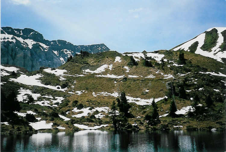 Der Elsigsee im Juni 1987 auf der Elsigenalp bei Achseten