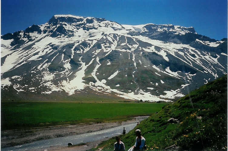 Der Wildstrubel von der Engstligenalp aus im Juni 1988 bei Adelboden