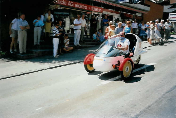 Elektrofahrzeug am 7. August 1988 in Adelboden, Landstrasse (Festumzug 100 Jahre Kur- und Verkehrsverein Adelboden)