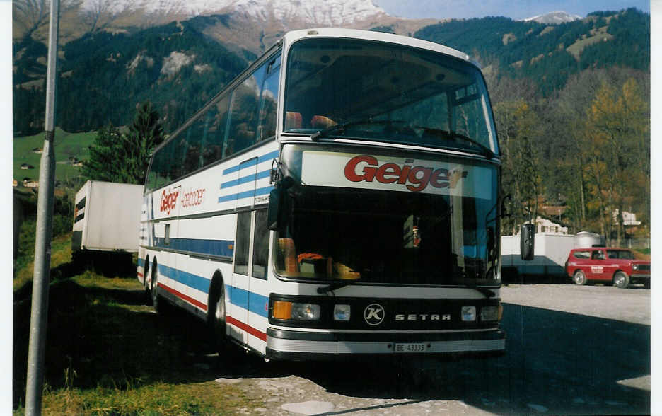 Geiger, Adelboden - Nr. 4/BE 43'333 - Setra am 9. November 1996 beim Bahnhof Frutigen