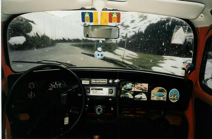 Innenaufnahme vom VW-Kfer auf der Geilsstrasse im Mai 1986 bei Adelboden
