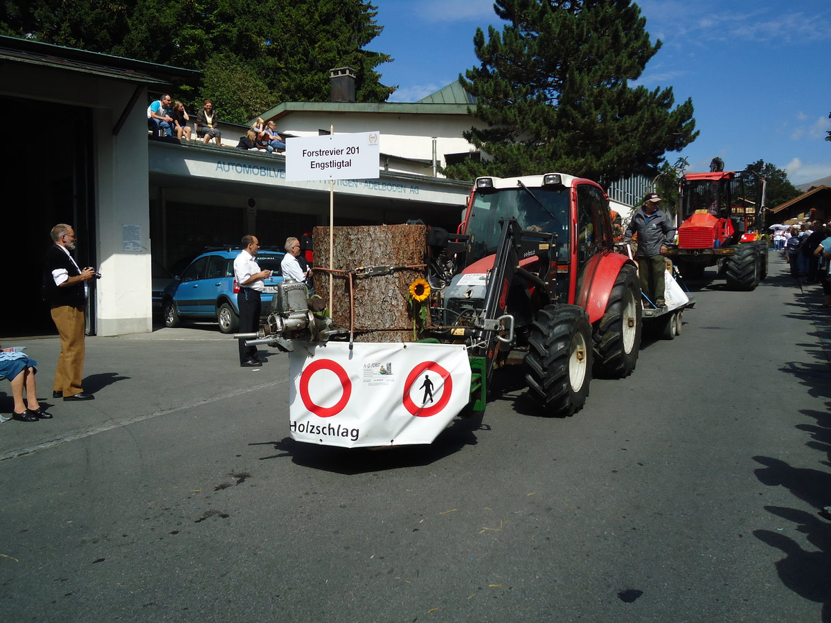 Traktor mit Holz am 5. September 2010 beim Autobahnhof Adelboden
