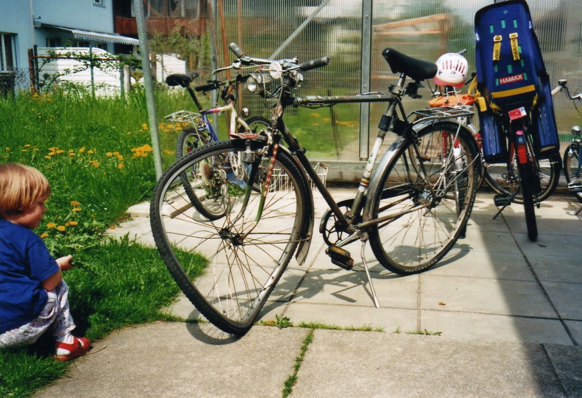 Velo Staco nach 27 Jahren und einer Leistung von beinahe 75'000 Kilometern im Mai 1999 nach einem Unfall am Ende seines  Lebens  in Thun, Amselweg
