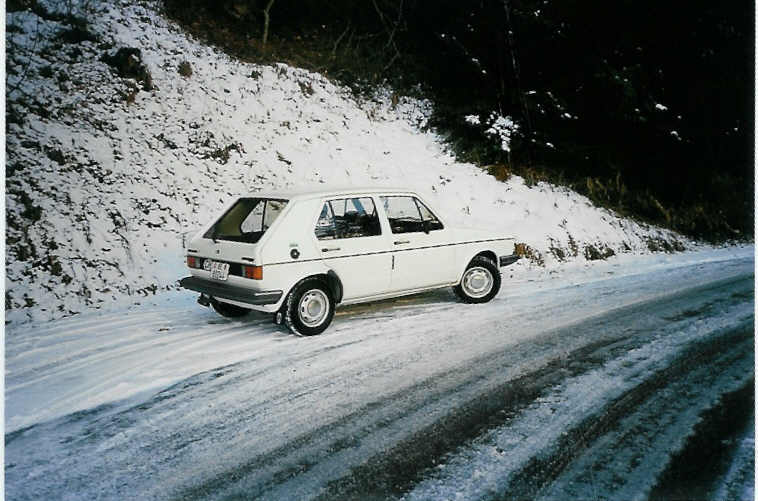 VW-Golf - BE 80'244 - im Januar 1988 in Achseten, Elsigbachstrasse