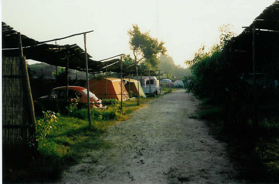 VW-Kfer auf dem Campingplatz in Castel Volturno am 25. Juli 1988 in Italien