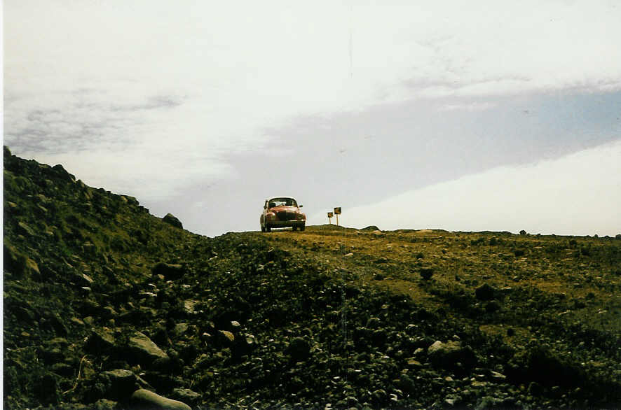 VW-Kfer auf Island's Hauptstrasse Nummer 1 am 12. Juni 1987