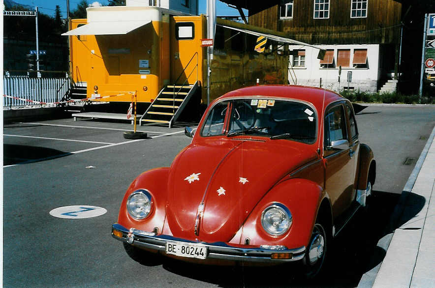 VW-Kfer - BE 80'244 - am 9. Oktober 1998 beim Bahnhof Spiez