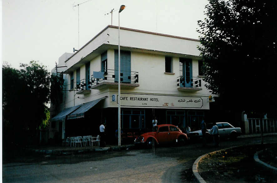 VW-Kfer beim Cafe Restaurant Hotel in Ouezzane am 22. September 1986 in Marokko