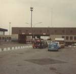 VW-Kfer im Hafen von Dunkerque/Frankreich im Jahr 1981 wartend auf die Fhre nach England