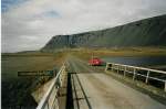 vw-kaefer/477456/vw-kaefer-auf-der-fahrt-ueber-den VW-Kfer auf der Fahrt ber den Hornafjardarfljt am 12. Juni 1987 in Island