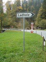 Der Wegweiser ins Ladholz am 11. Oktober 2010 in Ladholz bei Achseten