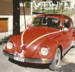 VW-Kfer als Hochzeitskfer bereit zur Abfahrt am 7. Juli 1084 in Adelboden, Schulhaus Dorf